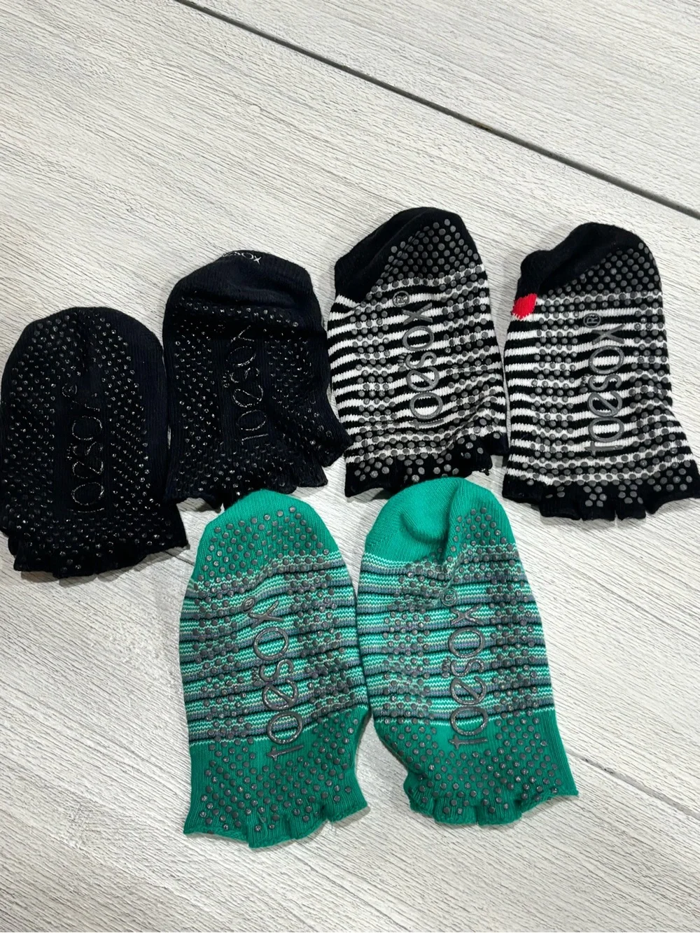 TOE SOX Women’s Lot Of 3 Pair Green Stripe, Black White Stripe, Solid Black S/M.